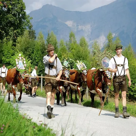 Stylish Holiday Apartment In Leogang Salzburgerland Near Ski Area Dağ evi *